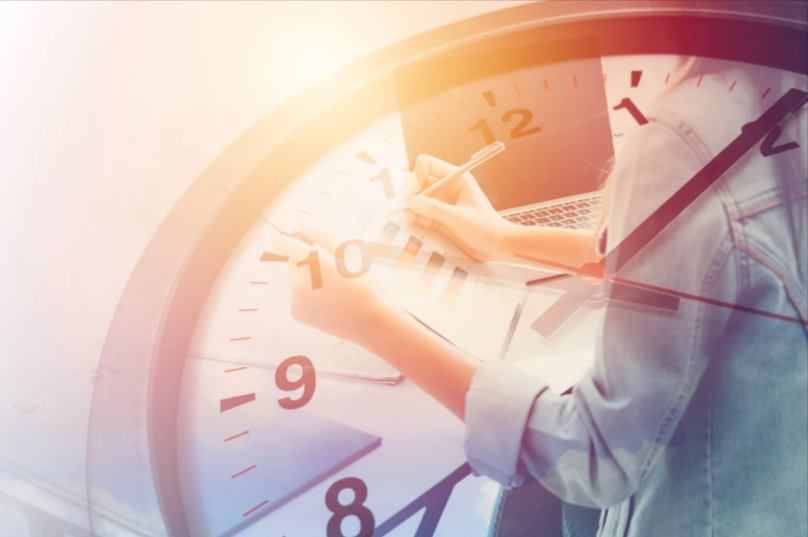 Horloge et ordinateur portable symbolisant les heures de travail
