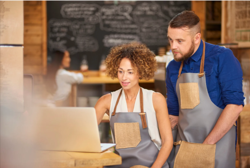 Employés consultant un ordinateur portable