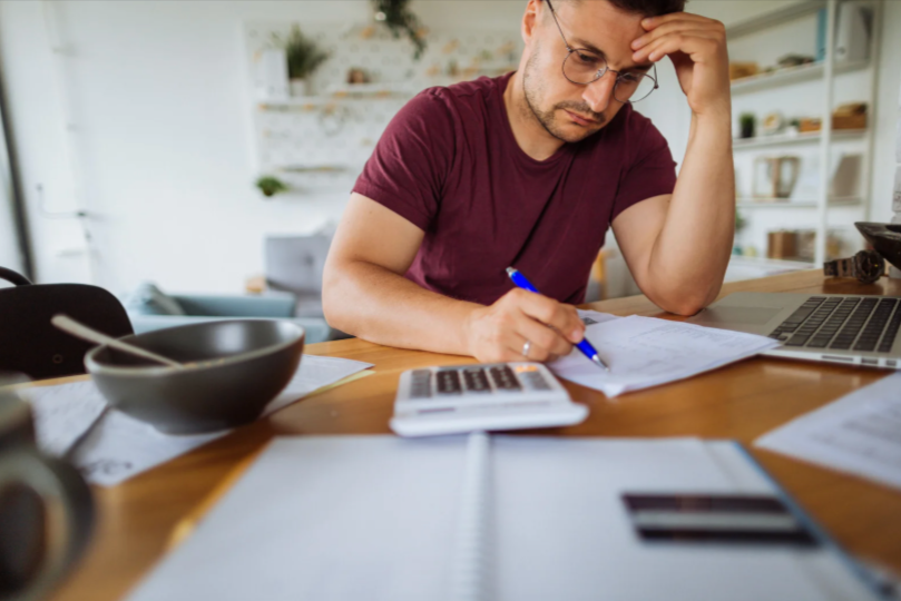 Personne travaillant sur des calculs d'équité salariale