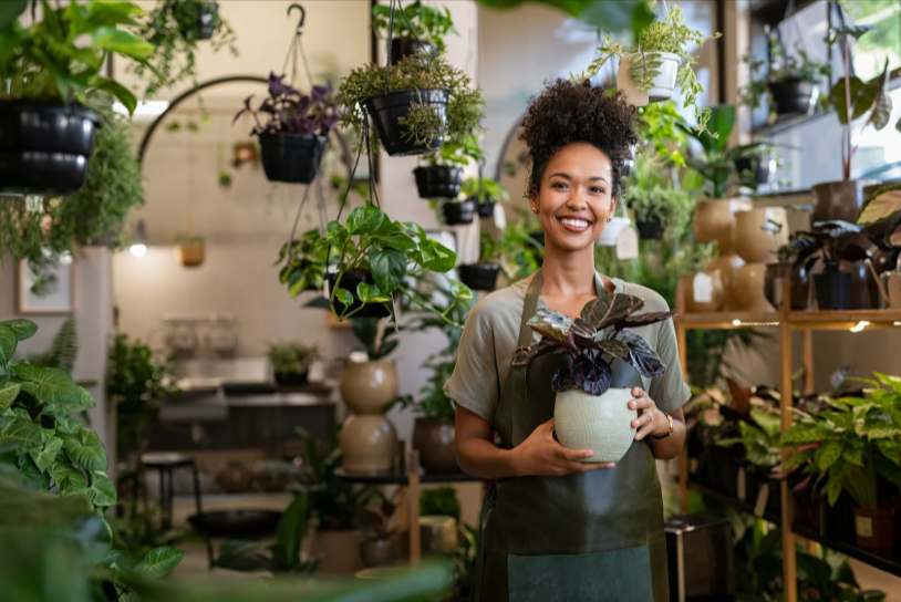 Employée dans une boutique de plantes