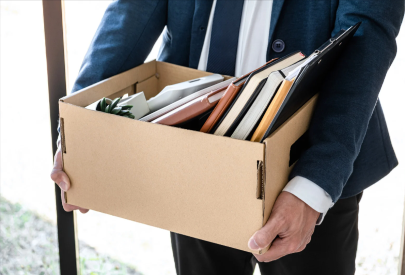 Employé quittant avec une boîte de ses effets personnels